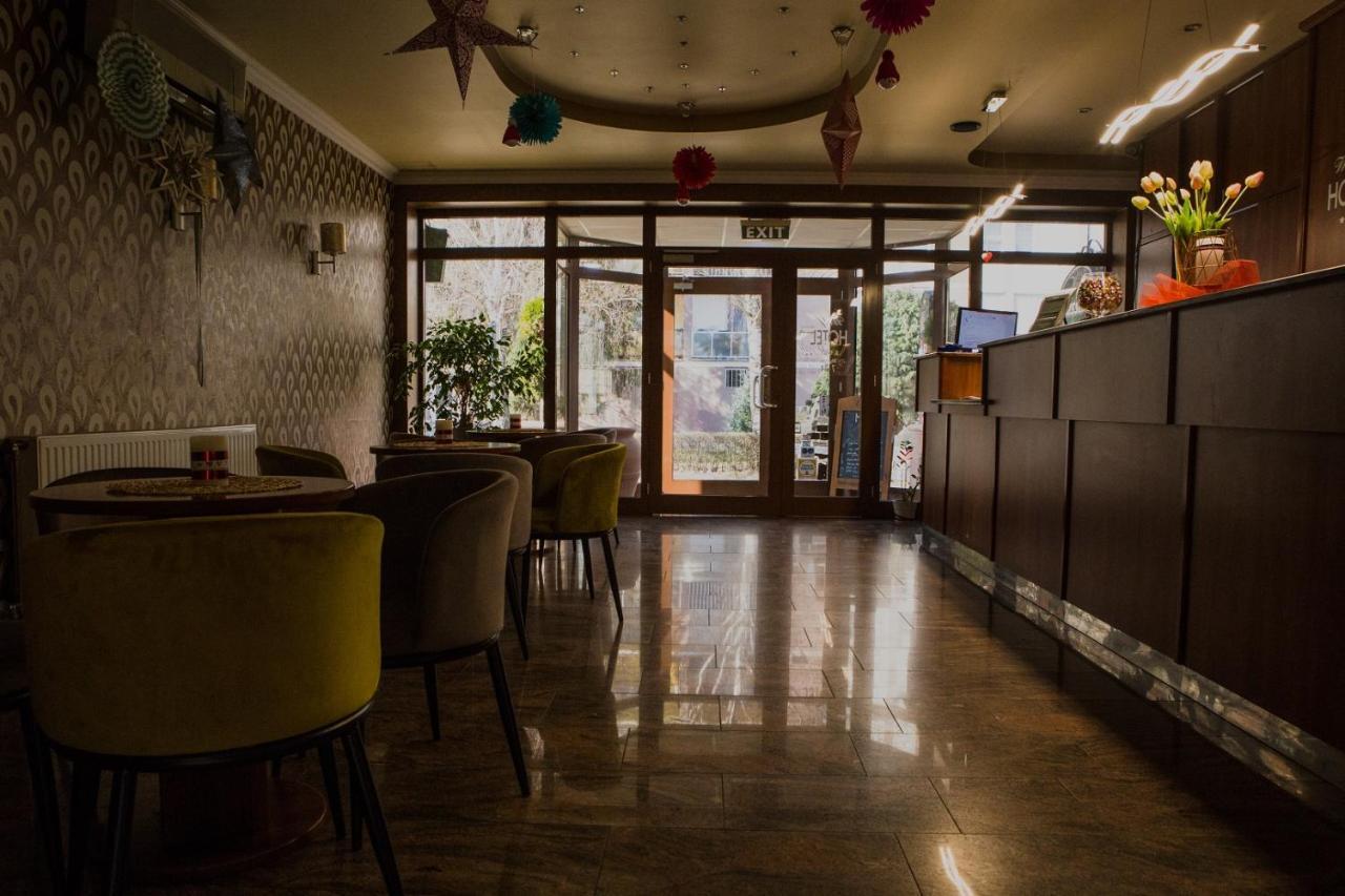 Wolf Hotel Шарвар Экстерьер фото