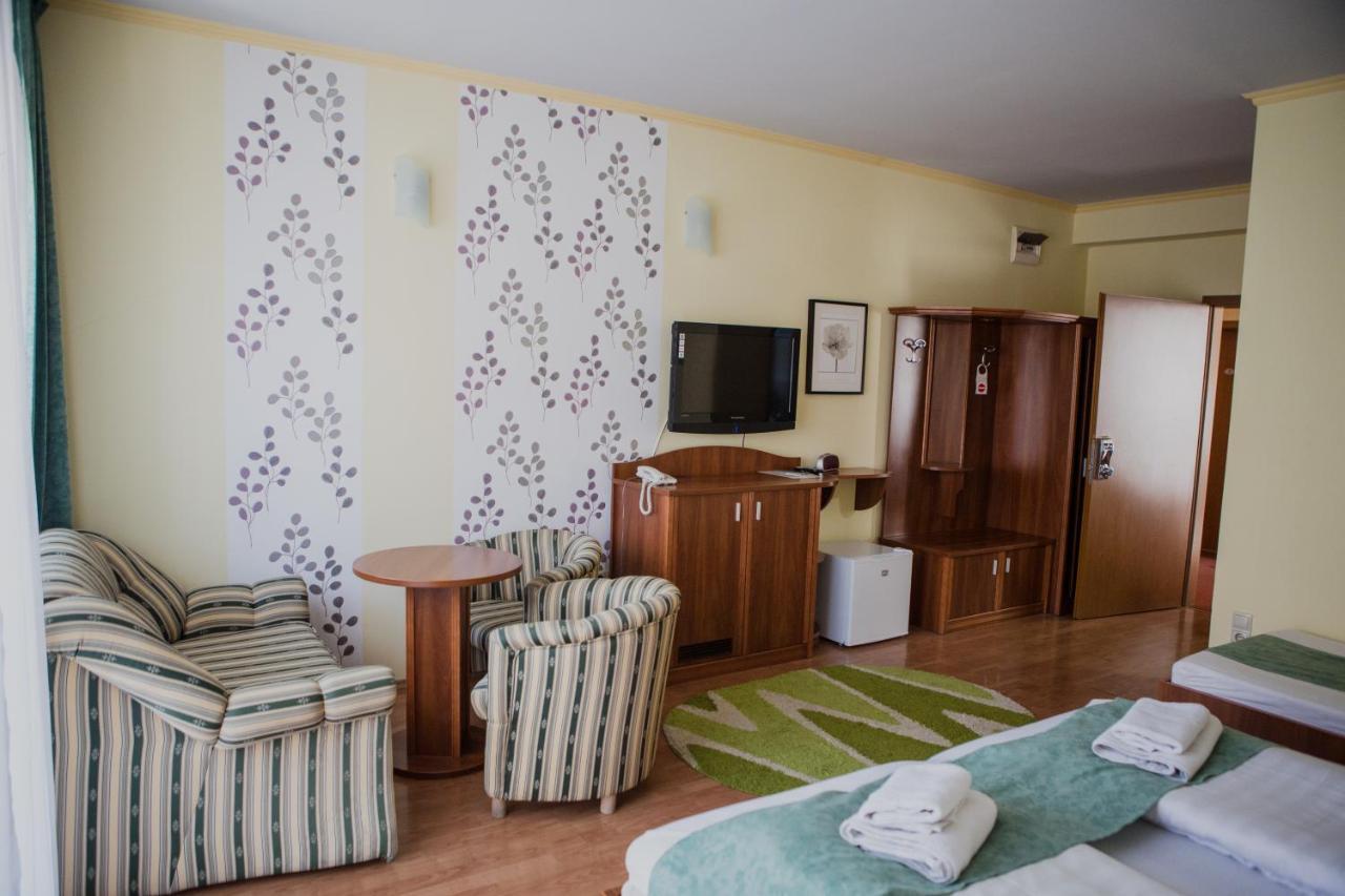 Wolf Hotel Шарвар Экстерьер фото