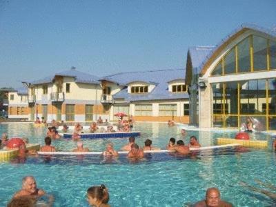 Wolf Hotel Шарвар Экстерьер фото