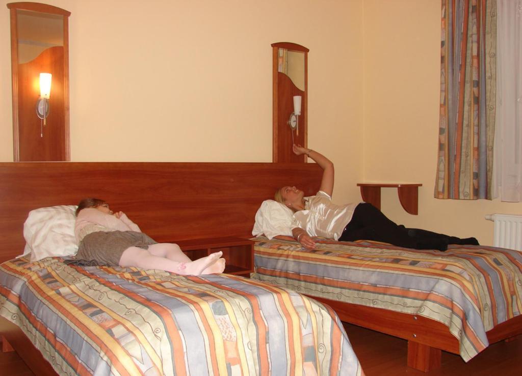Wolf Hotel Шарвар Номер фото